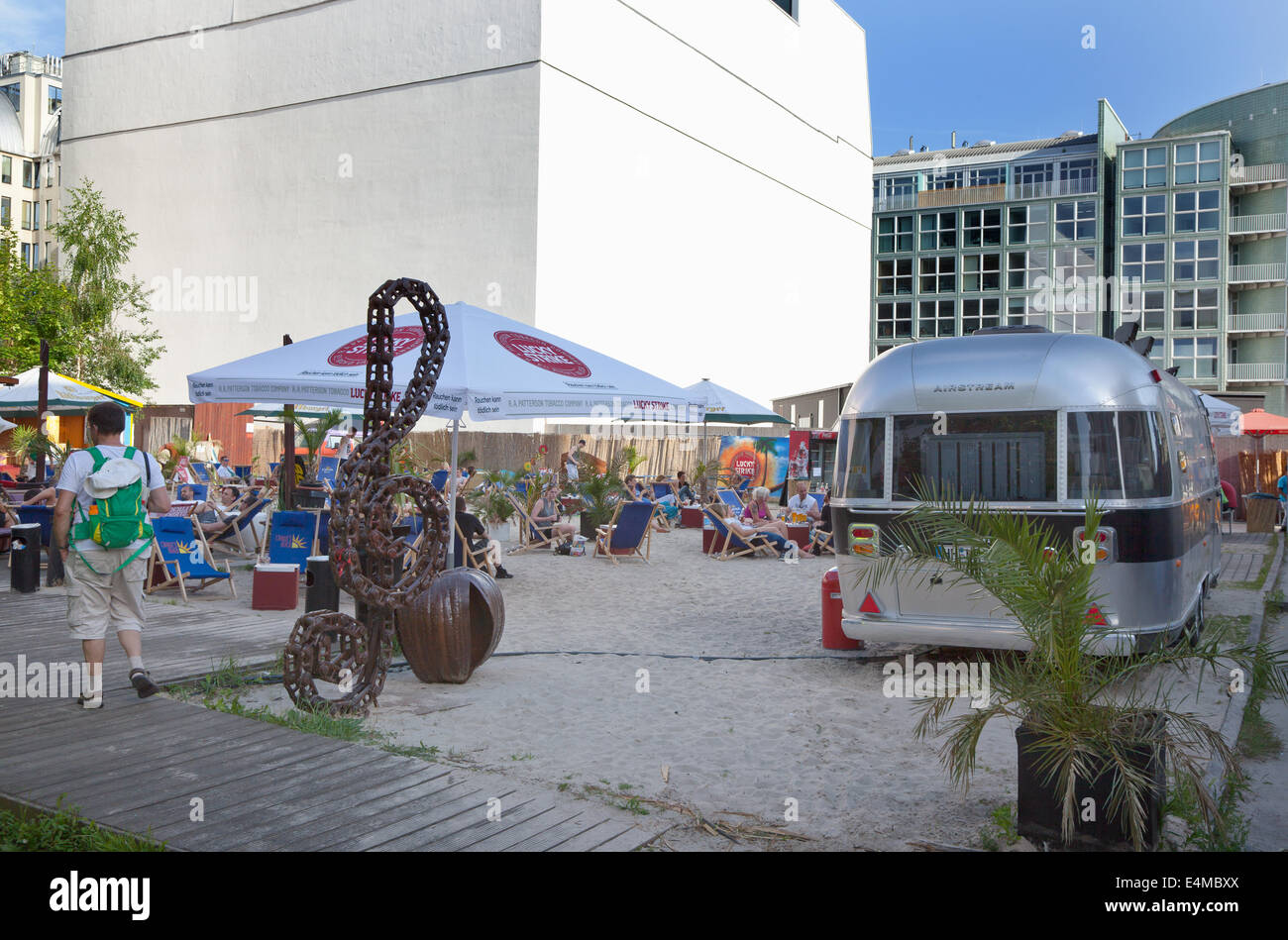 Alemania, Berlín Mitte, Charlies Bar de Playa en Friedrichstrasse junto al Checkpoint Charlie. Foto de stock