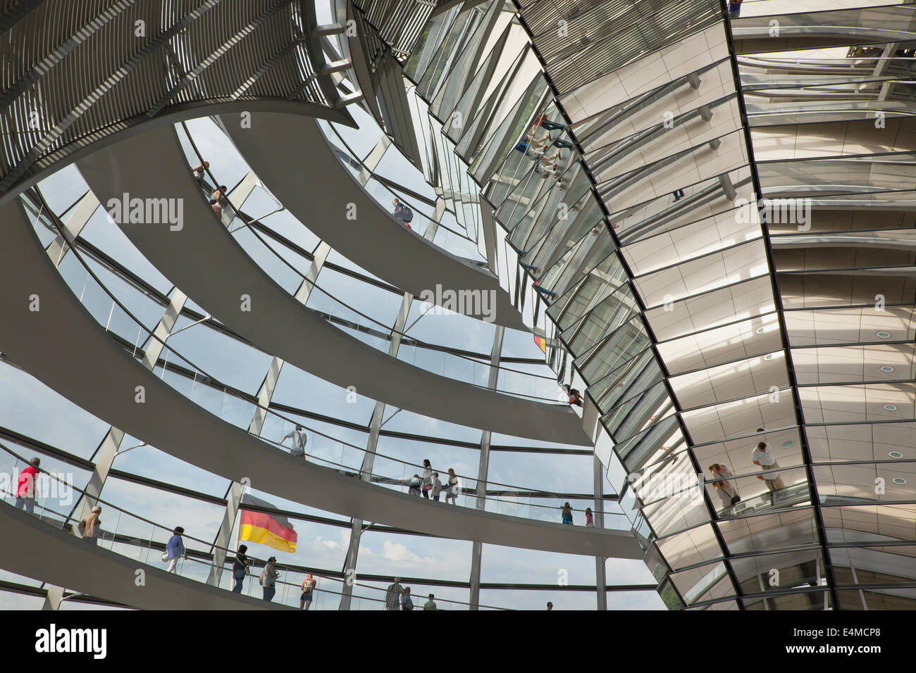 Alemania, Berlín Mitte, el edificio del Reichstag (Parlamento) con una cúpula de cristal diseñada por Norman Foster. Foto de stock