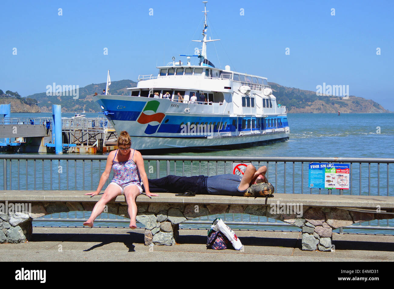 Pareja joven relajarse mientras espera por ferry en Sausalito California Foto de stock