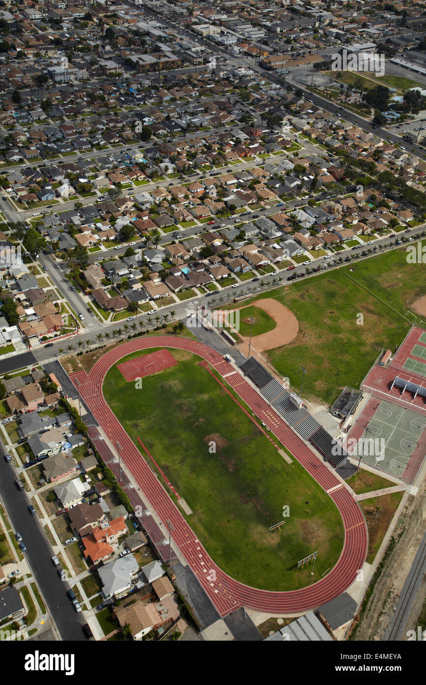Pista de Atletismo y campo de fútbol, el Hawthorne, Los Angeles, California, EE.UU. - antena Foto de stock