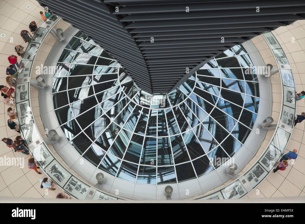 Alemania, Berlín Mitte, el edificio del Reichstag (Parlamento) con una cúpula de cristal diseñada por Norman Foster. Foto de stock