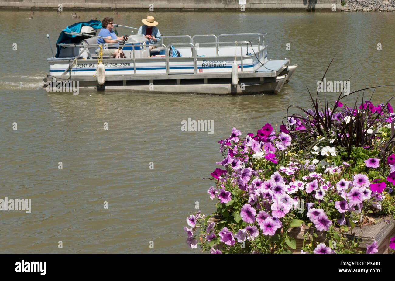 Pontoon Boat en Canal Erie. Foto de stock