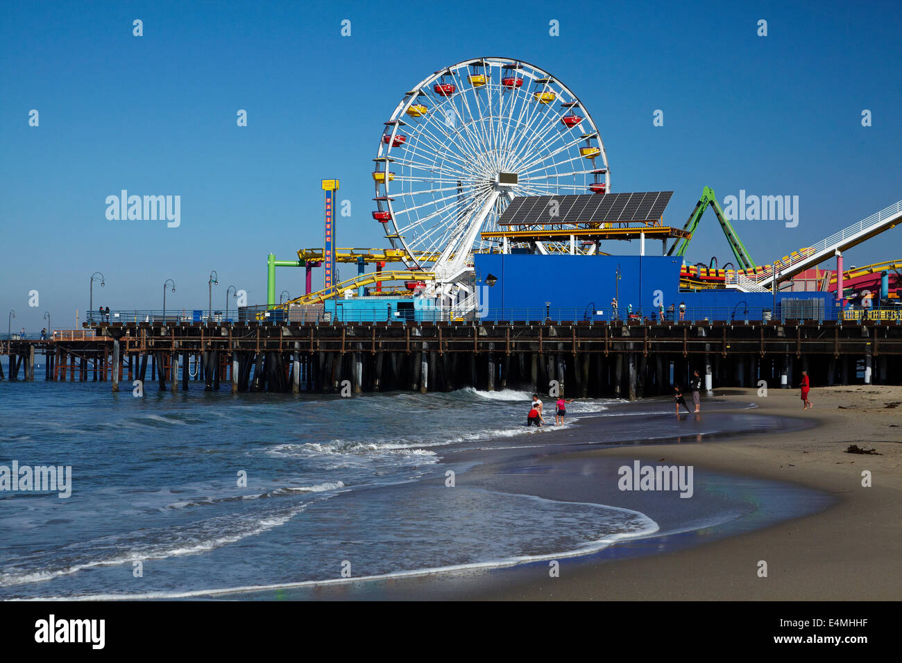 Rueda de Ferris en el Pacific Park, Santa Monica Pier, Santa Monica, Los Ángeles, California, Estados Unidos. Foto de stock