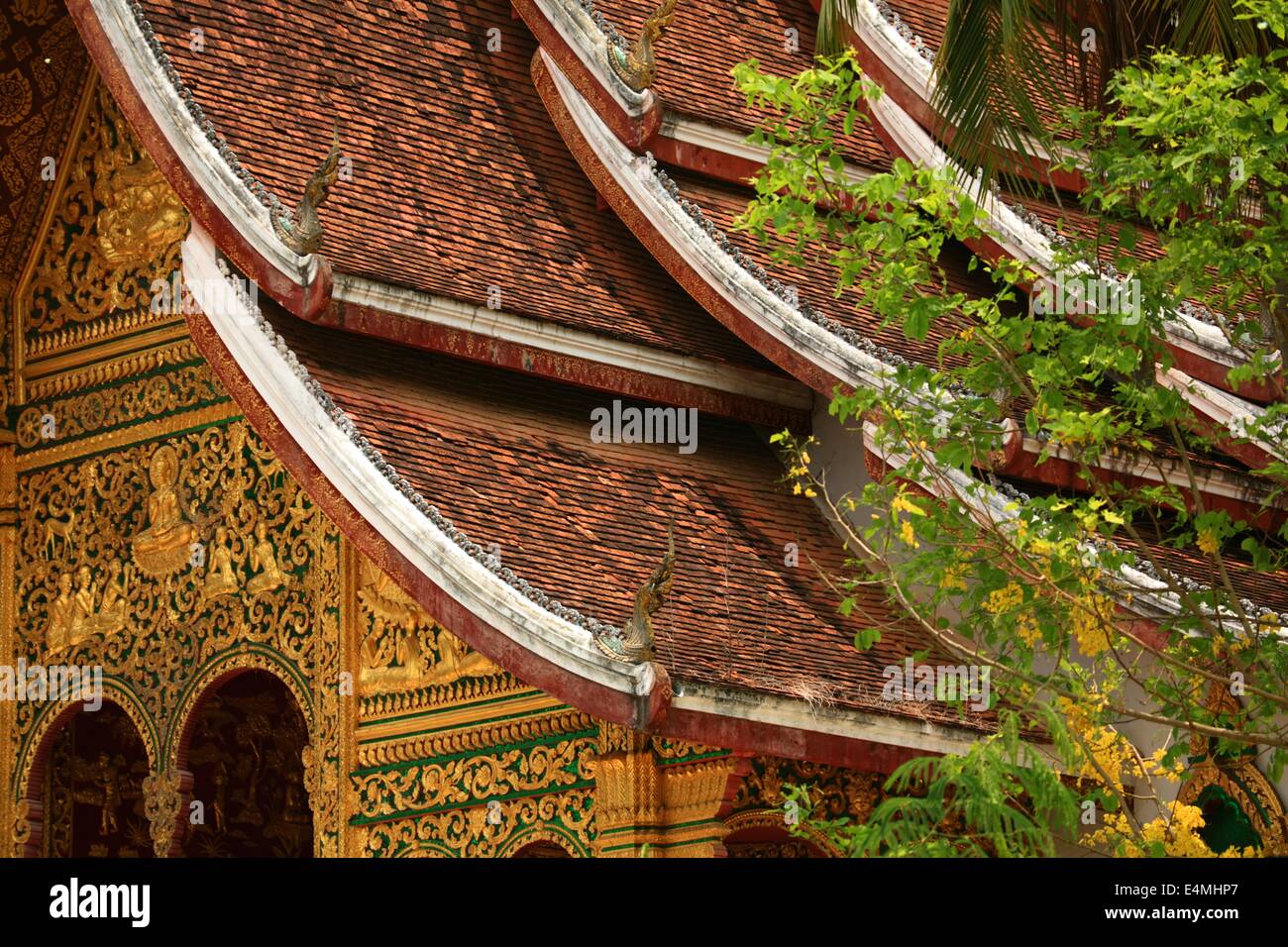 Templo Wat Xieng techo en Luang Prabang, Laos Foto de stock