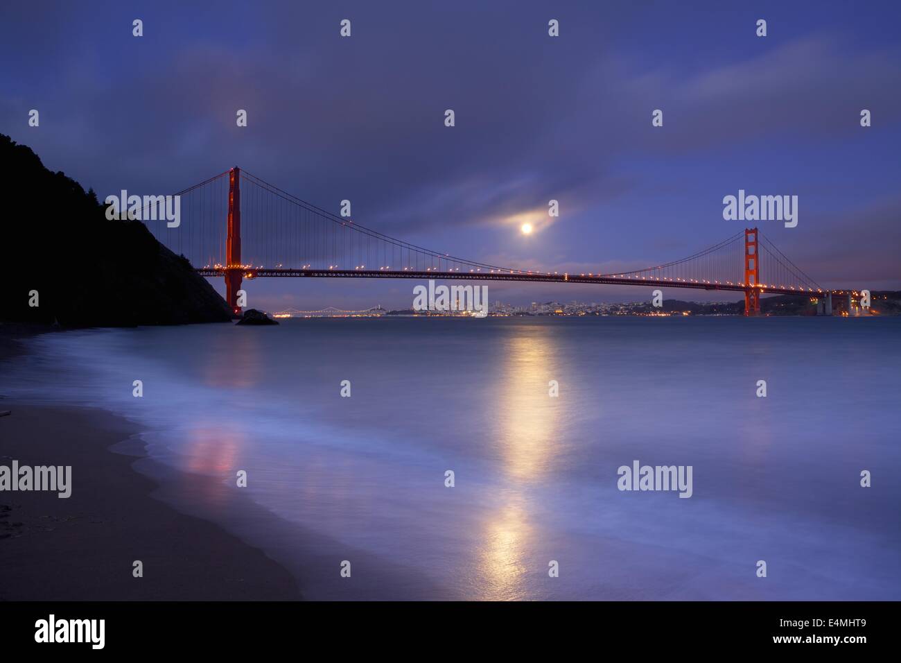 La luna llena se eleva sobre San Francisco y el Golden Gate Bridge de Kirby Cove en Marin. Foto de stock