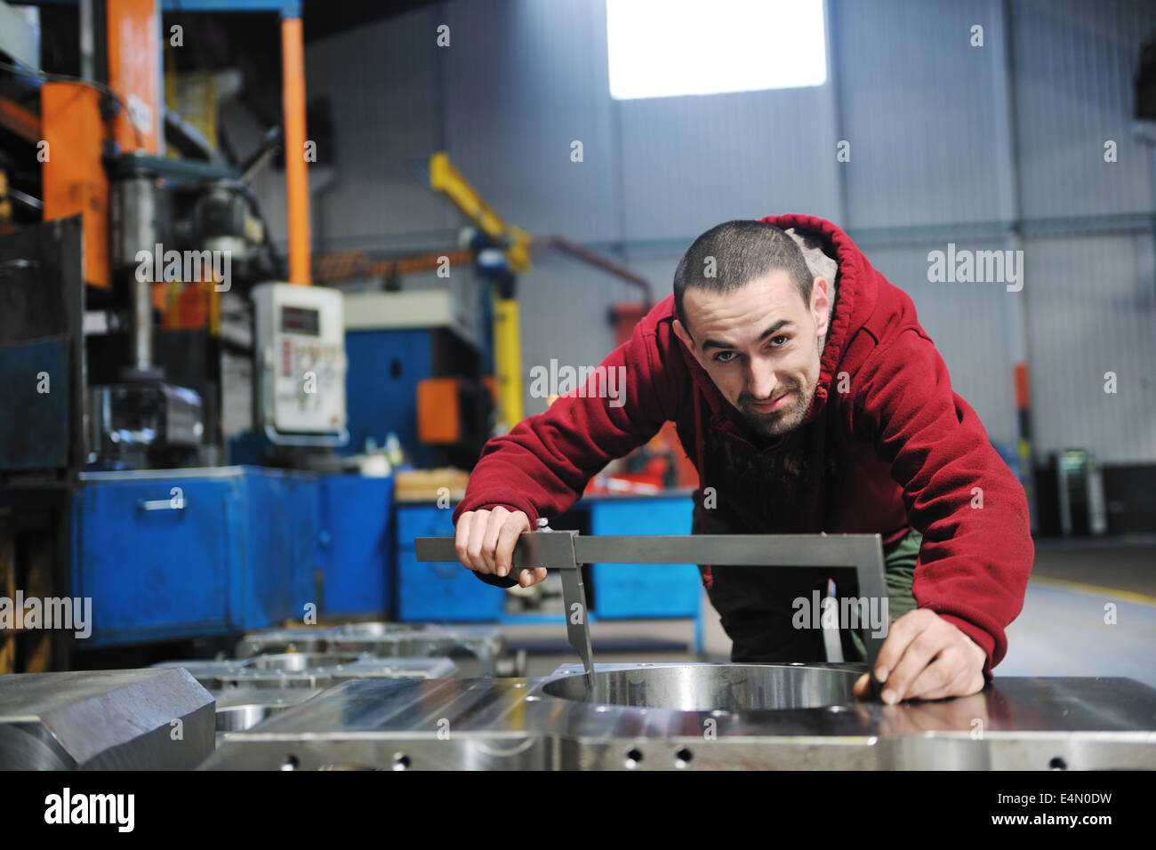 Trabajadores de la industria de la gente en la fábrica. Foto de stock