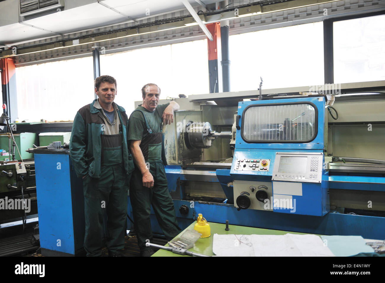 Trabajadores de la industria de la gente en la fábrica. Foto de stock