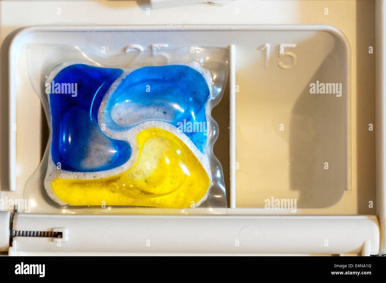 Fairy Platinum todo en un lavavajillas tablet en compartimento de jabón de  lavavajillas Fotografía de stock - Alamy