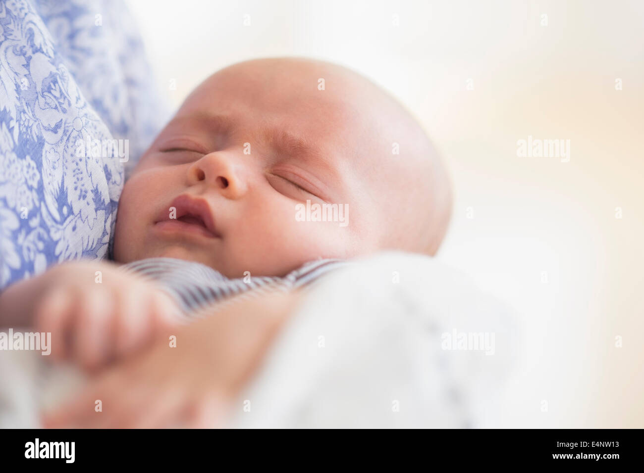 Cerca de Baby Boy (2-5 meses) durmiendo en brazos de la madre Foto de stock