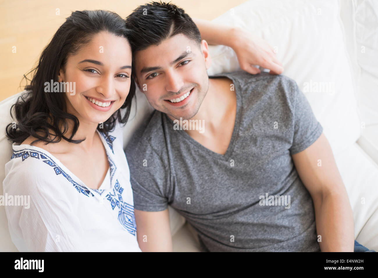 Retrato de la joven pareja feliz Foto de stock