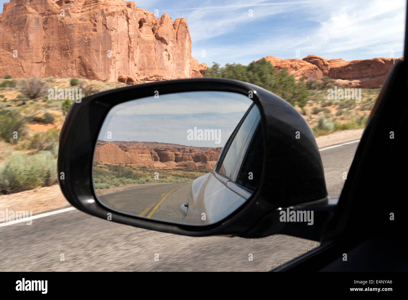Vista en un coche espejo de rocas rojas país del sur de Utah, EE.UU. Foto de stock
