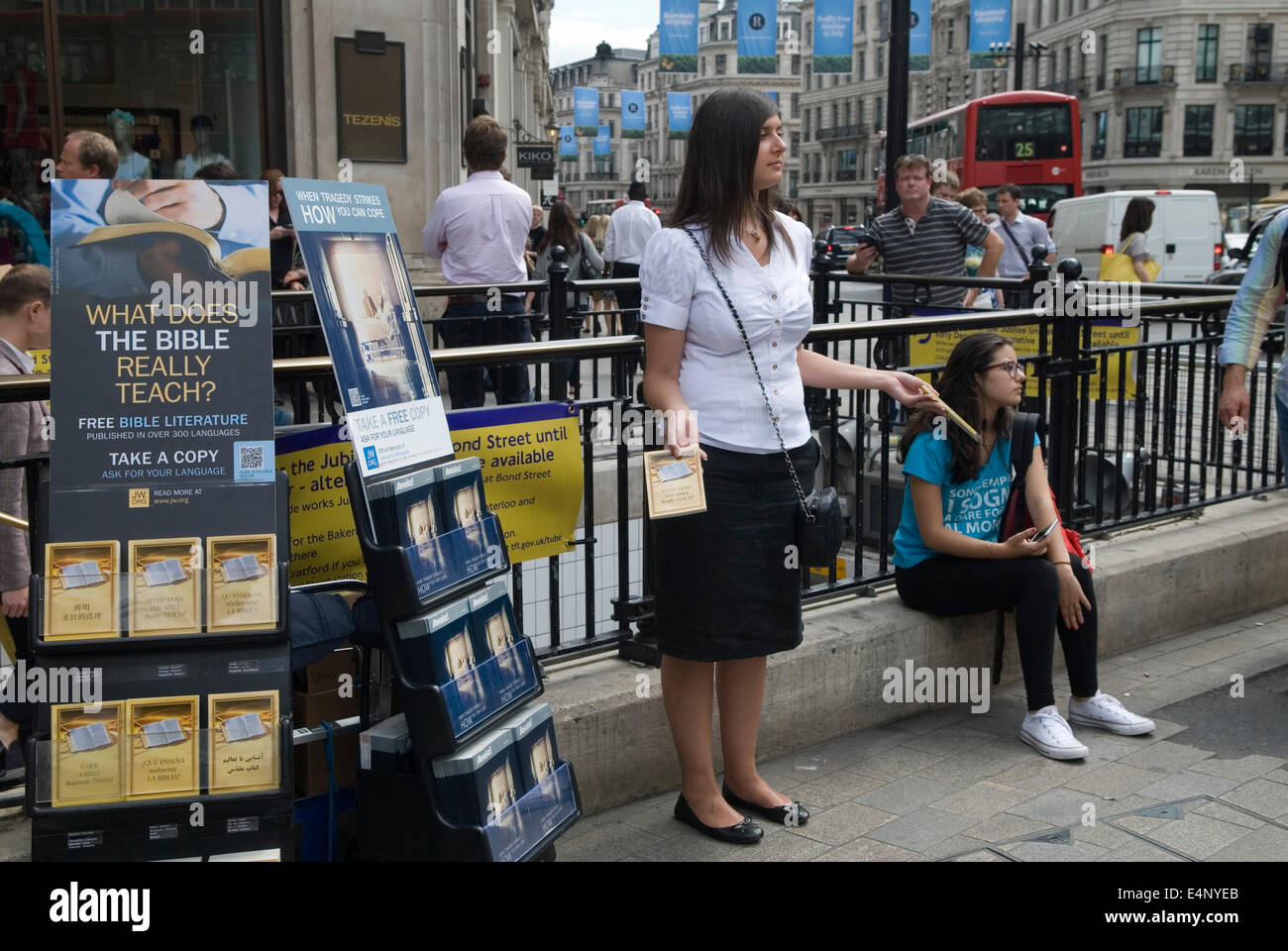 Despierto y qué significa realmente la Biblia enseña la literatura de los Testigos de Jehová que se entregó en Oxford Street Londres HOMER SYKES Foto de stock