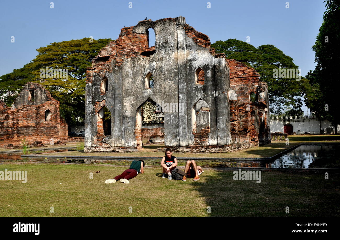 LOPBURI, Tailandia: la gente tomando sol en el césped delante de uno de los almacenes Real construido por el rey Narai el grande Foto de stock