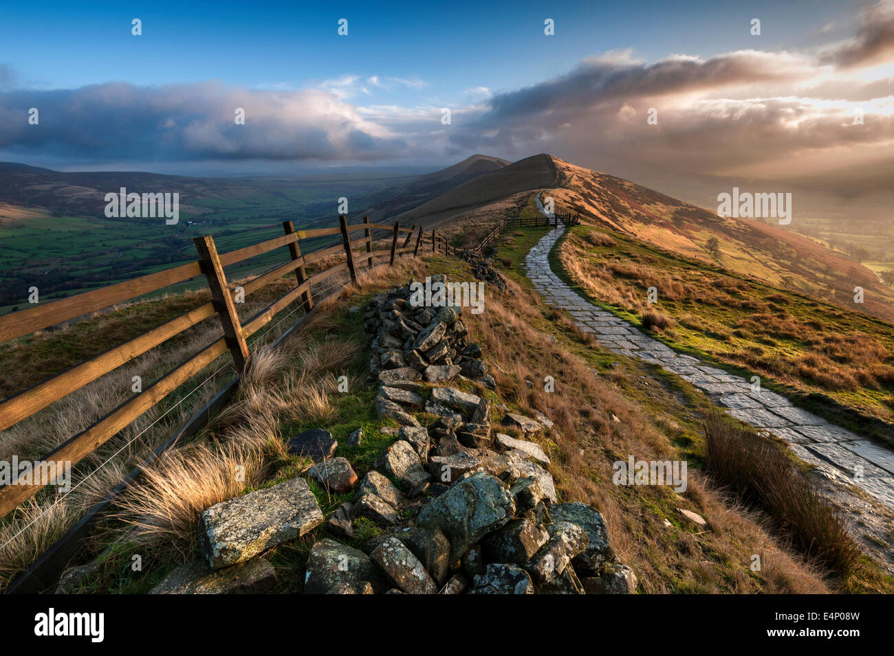 Amanecer sobre el Gran Ridge, perder Hill & Hope Valley, Peak District National Park, Derbyshire, Inglaterra, Reino Unido. Foto de stock