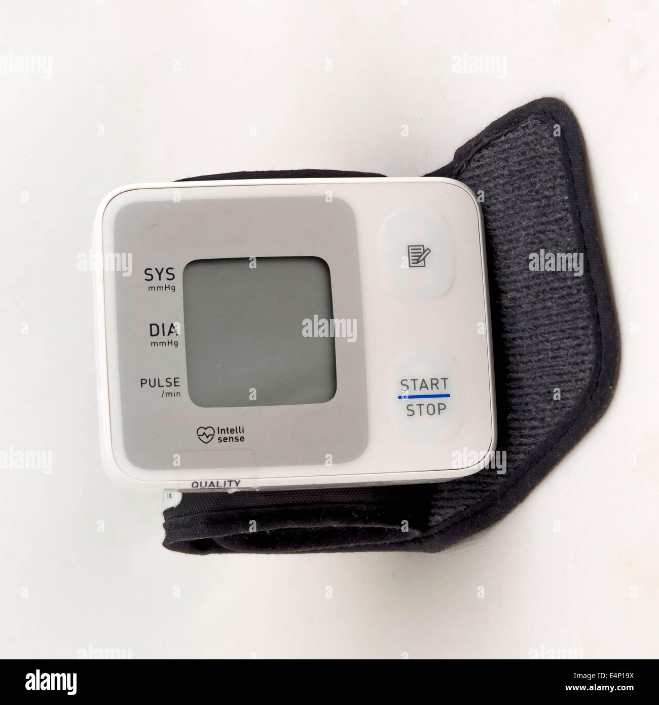 Muñeca monitor de presión arterial Foto de stock