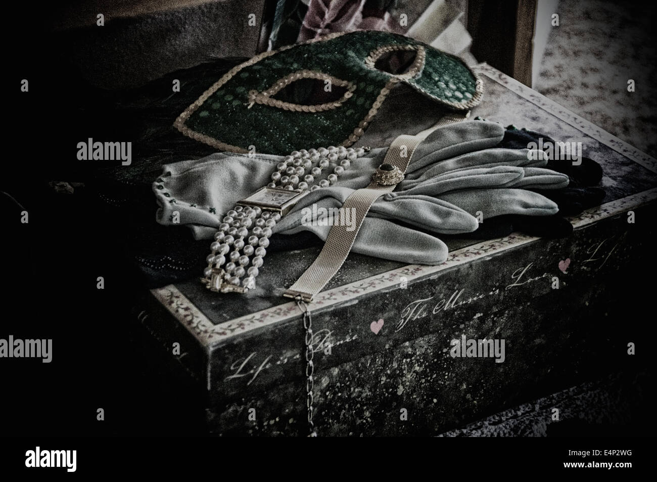 Un desaturado granulado fino arte bodegón imagen de mujer teatro diversos  accesorios y piezas de vestuario Fotografía de stock - Alamy