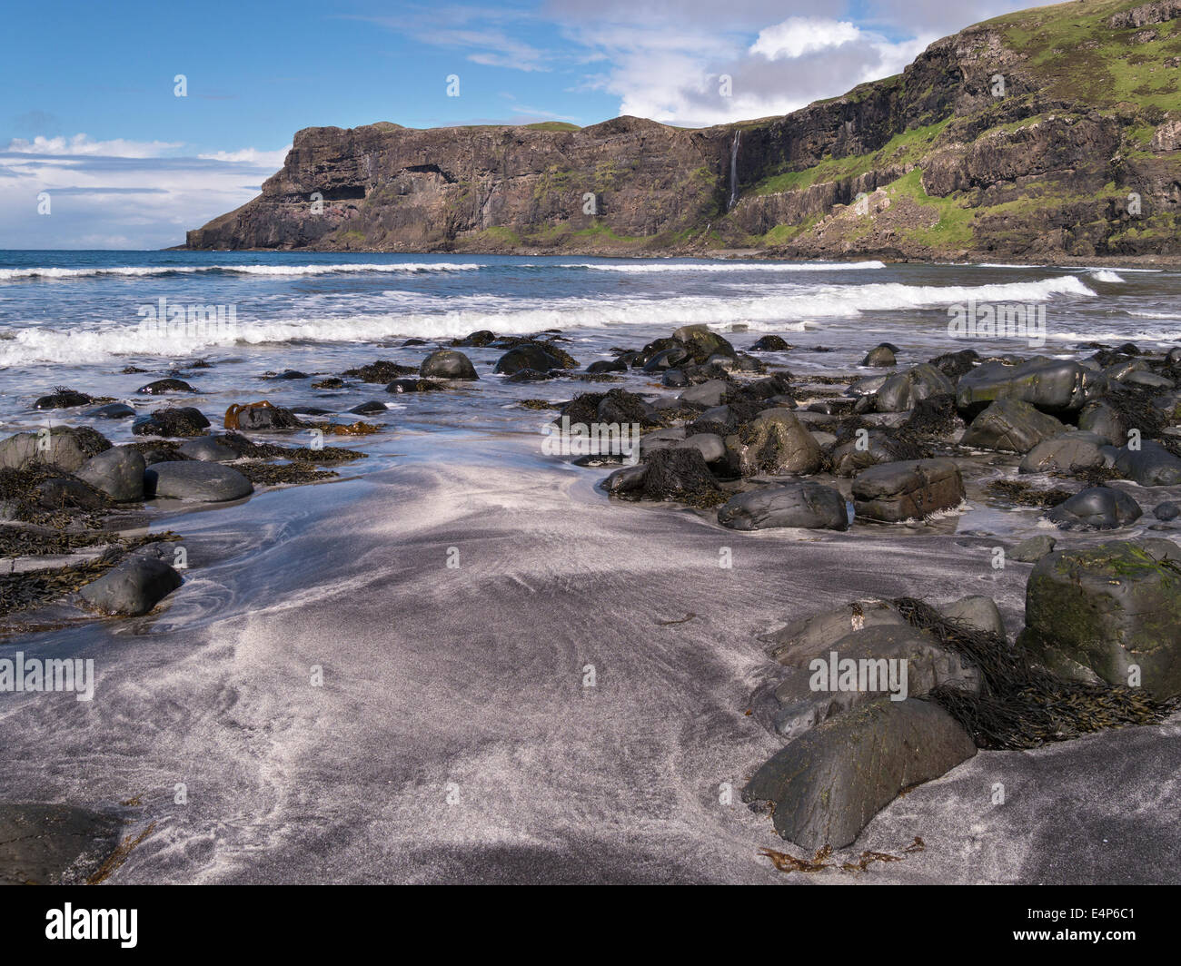 Playa de arena de Talisker Bay, Isla de Skye, Escocia, Reino Unido Foto de stock