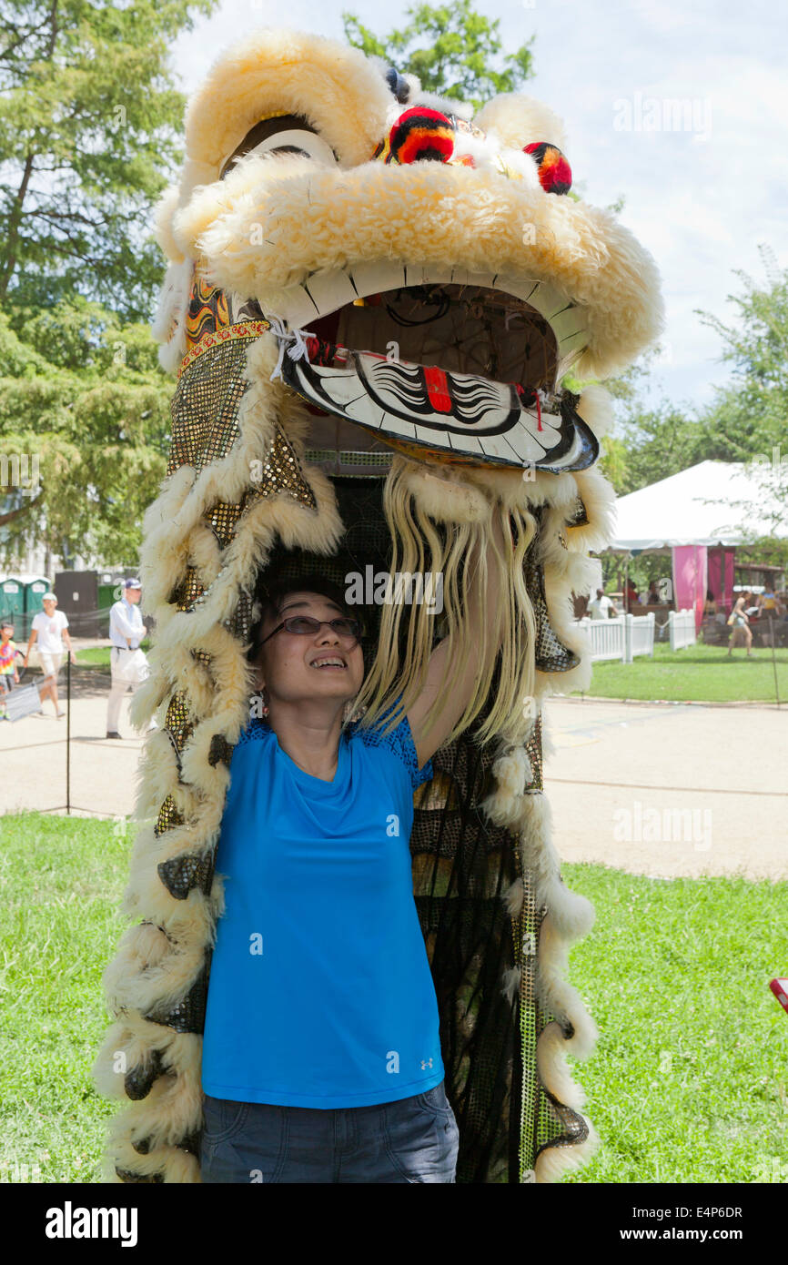 Mujer poniendo en traje de León al festival chino - EE.UU. Foto de stock