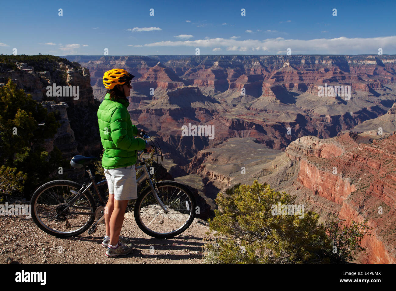 Ciclista en South Rim Trail, y Grand Canyon, el Parque Nacional del Gran  Cañón, Arizona, EE.UU Fotografía de stock - Alamy