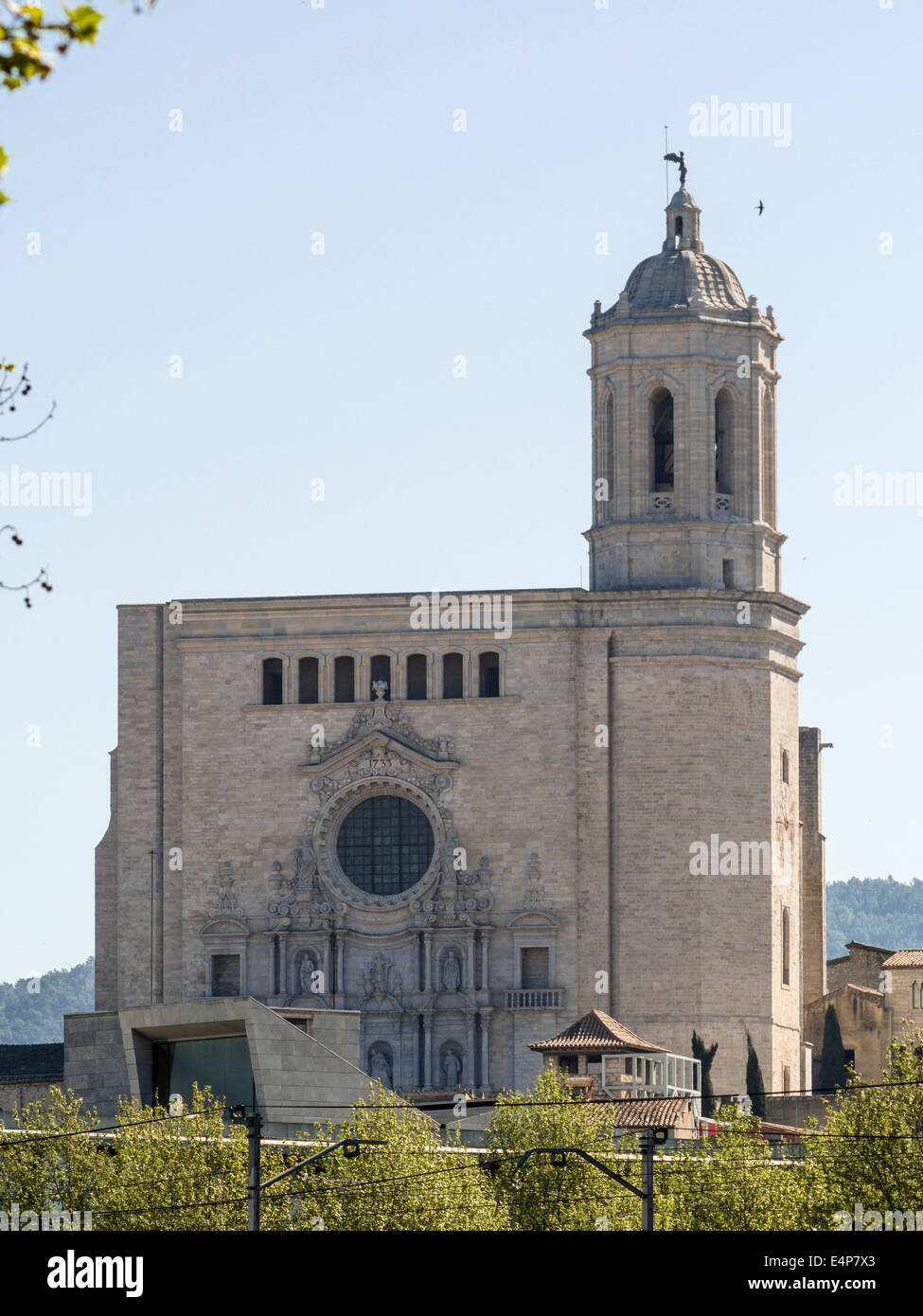La Catedral de Girona con reloj y Campanario. La Catedral de Girona con su torre domina el horizonte desde una distancia. Foto de stock