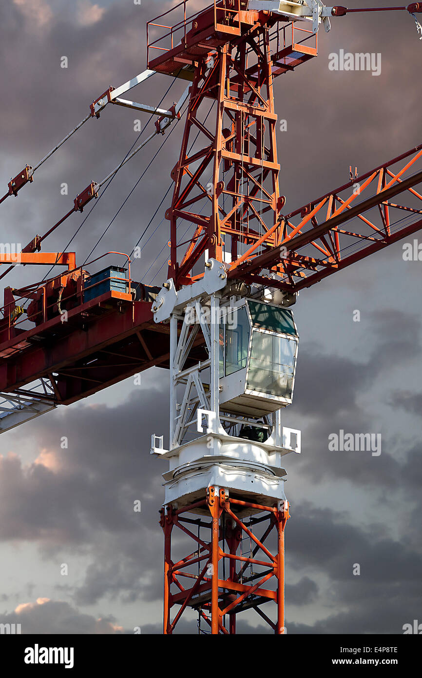 Rojo atardecer, grúas industriales, la construcción y obras de fondo