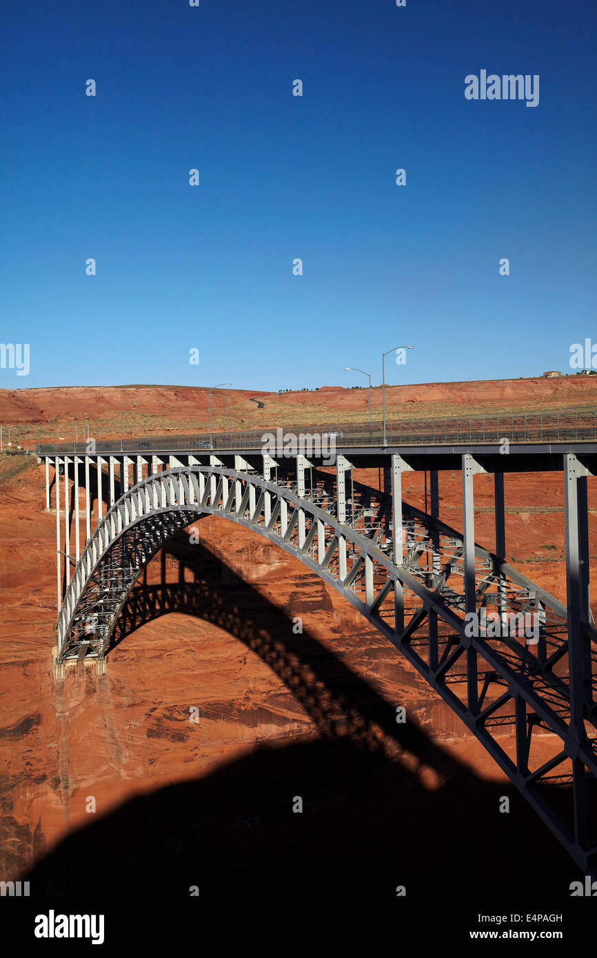 Glen Canyon puente que cruza el río Colorado justo debajo de la Represa Cañón Glen, cerca de Page, Arizona, EE.UU. Foto de stock