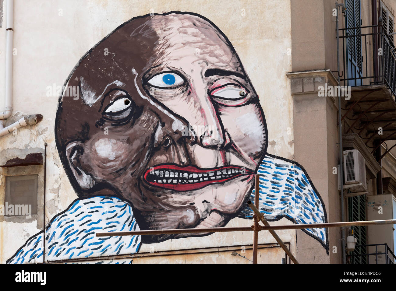 Cabeza con dos caras, surrealista mural en el centro histórico de Palermo, en la provincia de Palermo, Sicilia, Italia Foto de stock