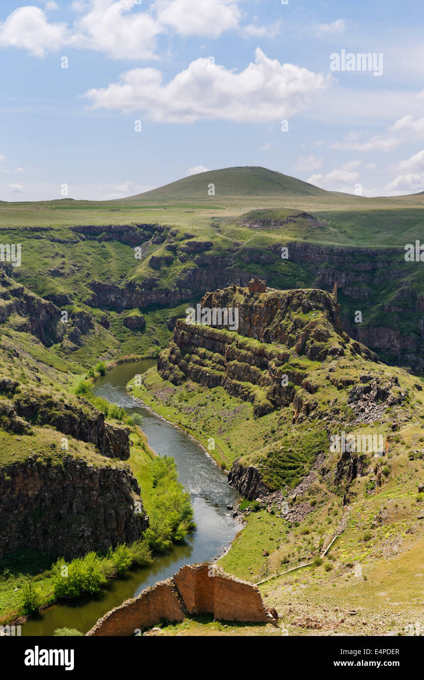 Arpa o Arpa Çayı río, río fronterizo a Armenia, detrás del castillo de la Doncella o Kiz Kalesi, antigua capital de Armenia de Ani, Kars Foto de stock