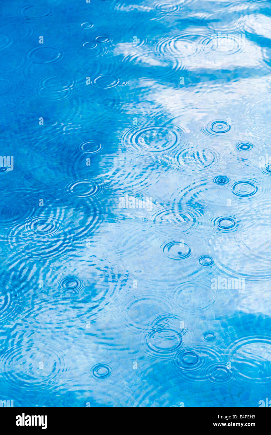 Gotas de lluvia creando ondulaciones Foto de stock