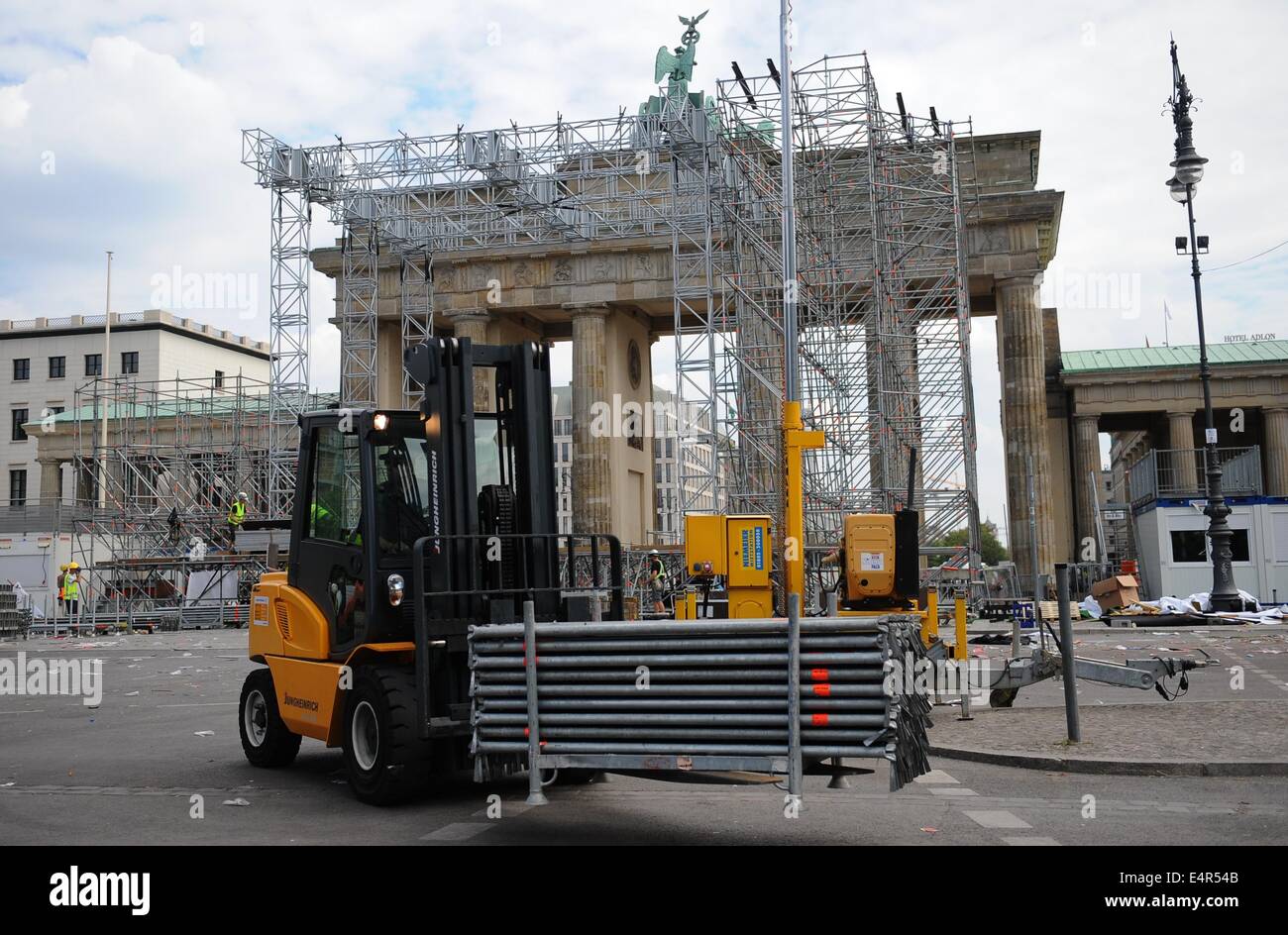 Los trabajadores desmontar el escenario en el "trasse des 17. Juni" delante de la Puerta de Brandenburgo en Berlín, Alemania, el 16 de julio de 2014. Durante el período de duración de la Copa del Mundo de 2014, los llamados "Fan Meile" fue el sitio central para el público Fan Fests que se celebraron durante los partidos de la Copa del Mundo de 2014. Foto: Britta Pedersen/dpa Foto de stock