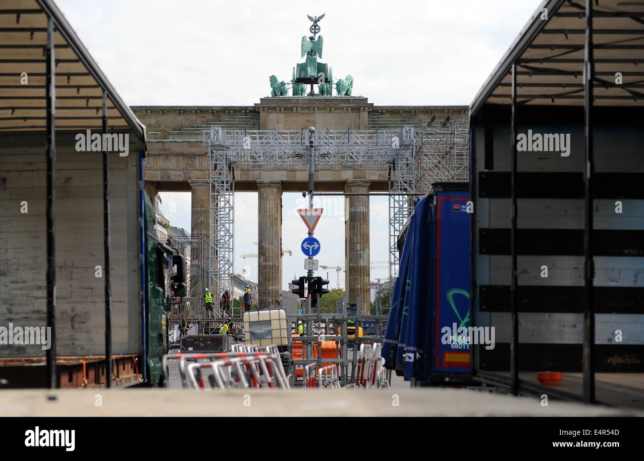 Los trabajadores desmontar el escenario en el "trasse des 17. Juni" delante de la Puerta de Brandenburgo en Berlín, Alemania, el 16 de julio de 2014. Durante el período de duración de la Copa del Mundo de 2014, los llamados "Fan Meile" fue el sitio central para el público Fan Fests que se celebraron durante los partidos de la Copa del Mundo de 2014. Foto: Britta Pedersen/dpa Foto de stock
