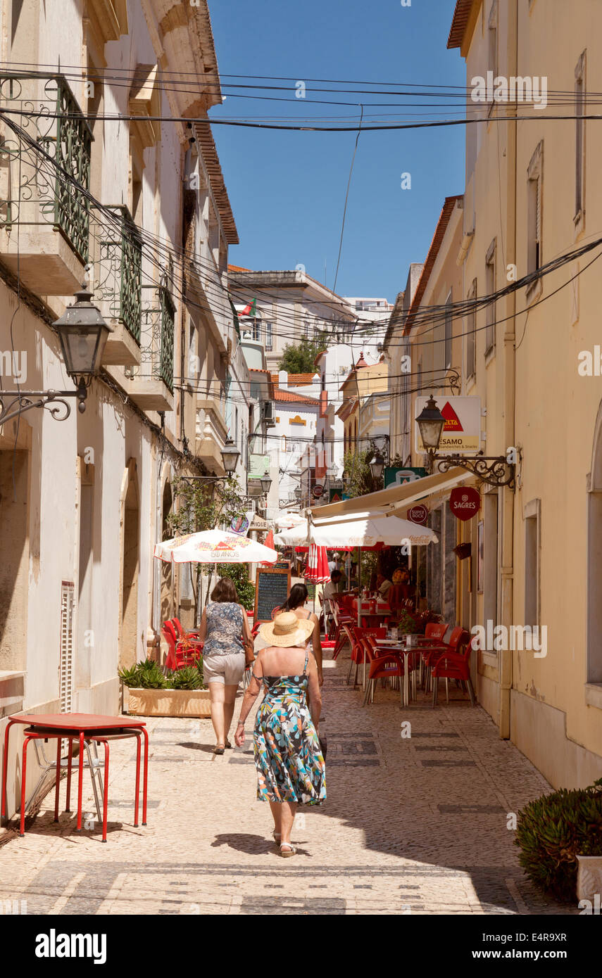 Escena de la calle, la ciudad de Silves, en el Algarve, Portugal Europa Foto de stock