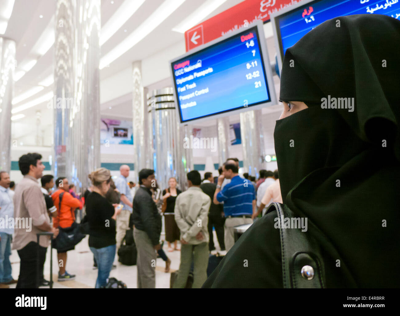 Una mujer musulmana en el aeropuerto internacional de Dubai, vistiendo un niqab Foto de stock