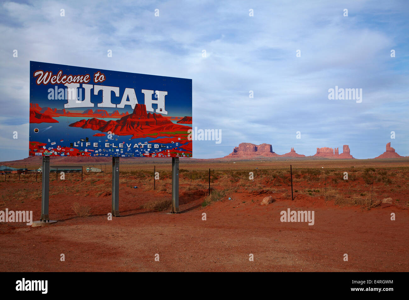 Bienvenido a Utah firmar, Monument Valley, La Nación Navajo, frontera entre Utah y Arizona, EE.UU. Foto de stock