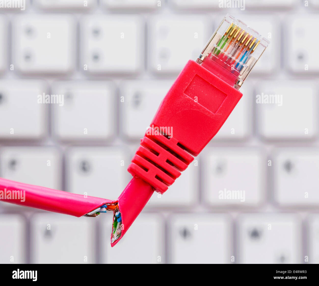 Cable de red defectuoso en el teclado, simbólica foto on-line, redes, la perturbación y el espionaje, Defektes Netzwerkkabel auf Ta Foto de stock