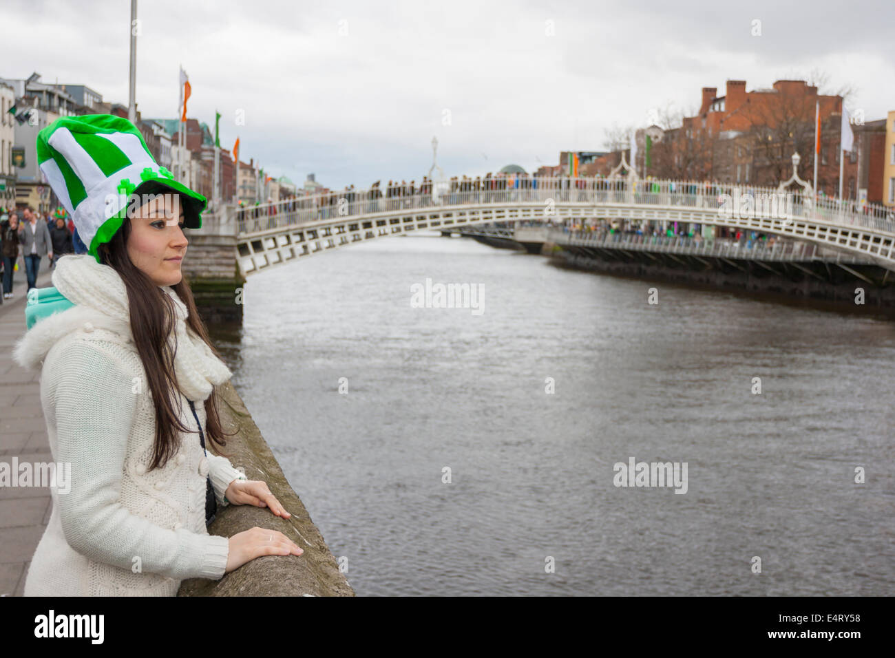 Chica en el río Liffey cerca de puente Hapenny en Dublín Foto de stock