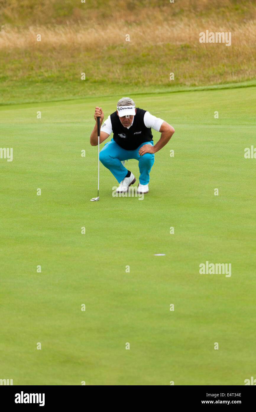 Hoylake, Reino Unido. El 16 de julio de 2014. El Campeonato Abierto de Golf. Darren Clarke crowching antes de tomar filmado en 13o hoyo durante la sesión de prácticas Foto de stock