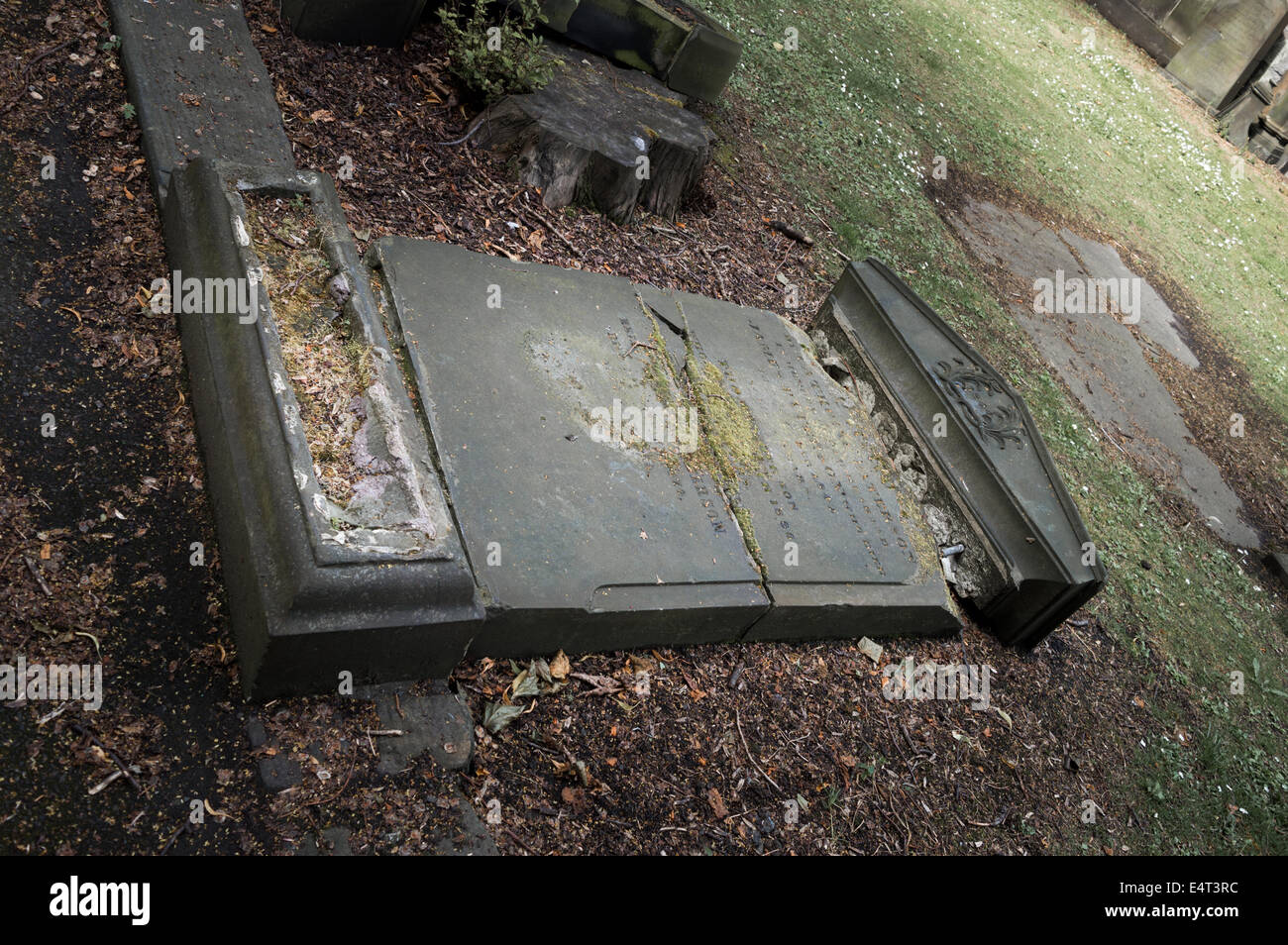 Antigua lápida graves puestas tras las preocupaciones de seguridad y salud Foto de stock