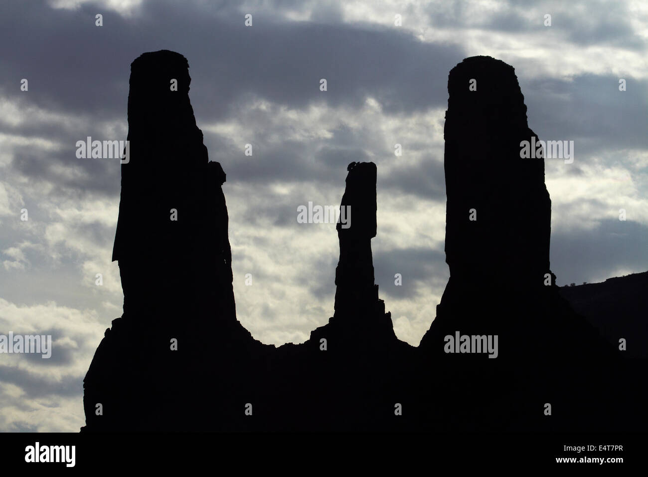 Cielos nublados y las tres hermanas torres, Monument Valley, La Nación Navajo, frontera entre Utah y Arizona, EE.UU. Foto de stock