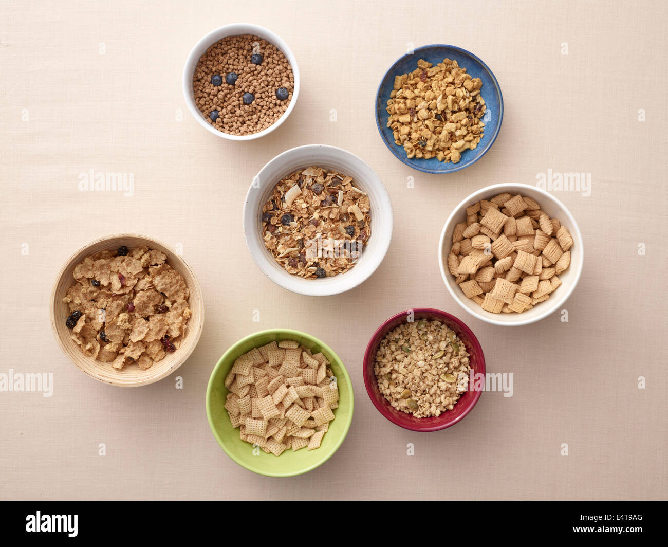 Vista aérea de cuencos de una variedad de cereales sanos, Foto de estudio Foto de stock