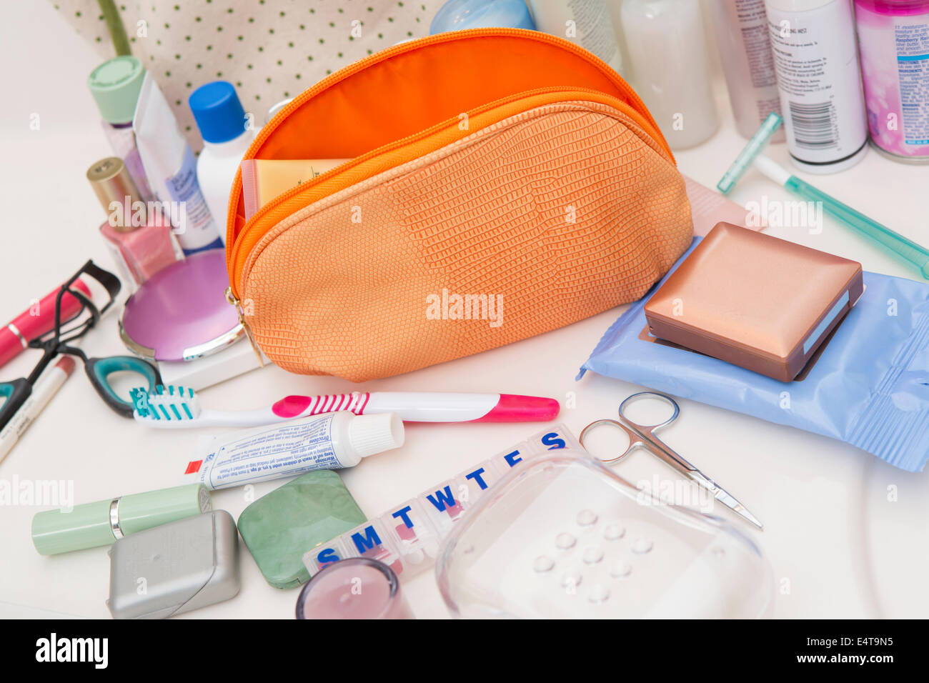 La mujer Bolsa de viaje de aseo en el baño lleno de contador con productos  de higiene personal Fotografía de stock - Alamy