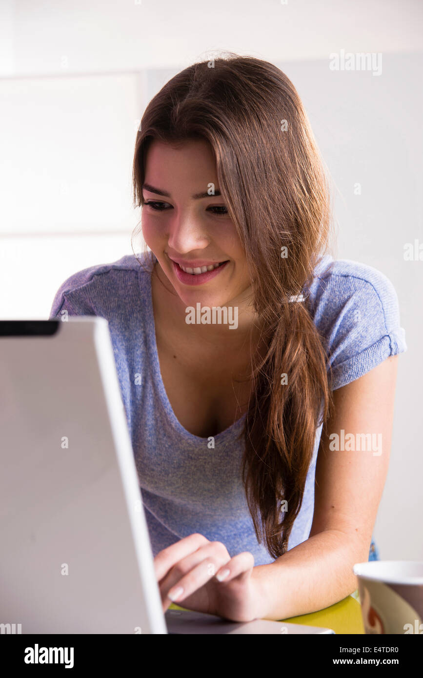 Close-up de joven con ordenador portátil, trabajando en una oficina, Foto de estudio Foto de stock