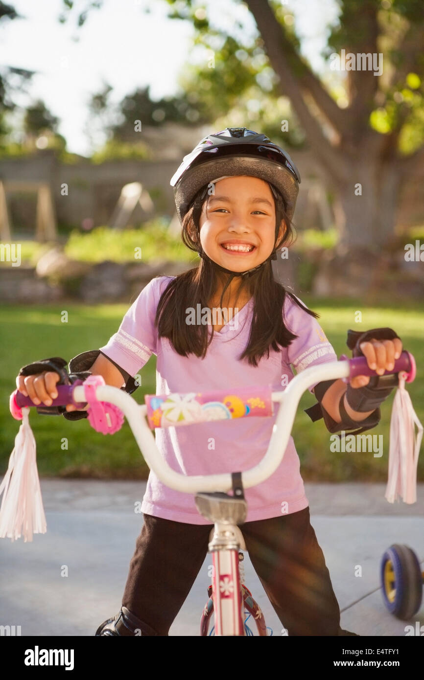 Retrato de Chica montando bicicleta con engranaje de seguridad, Utah, EE.UU. Foto de stock