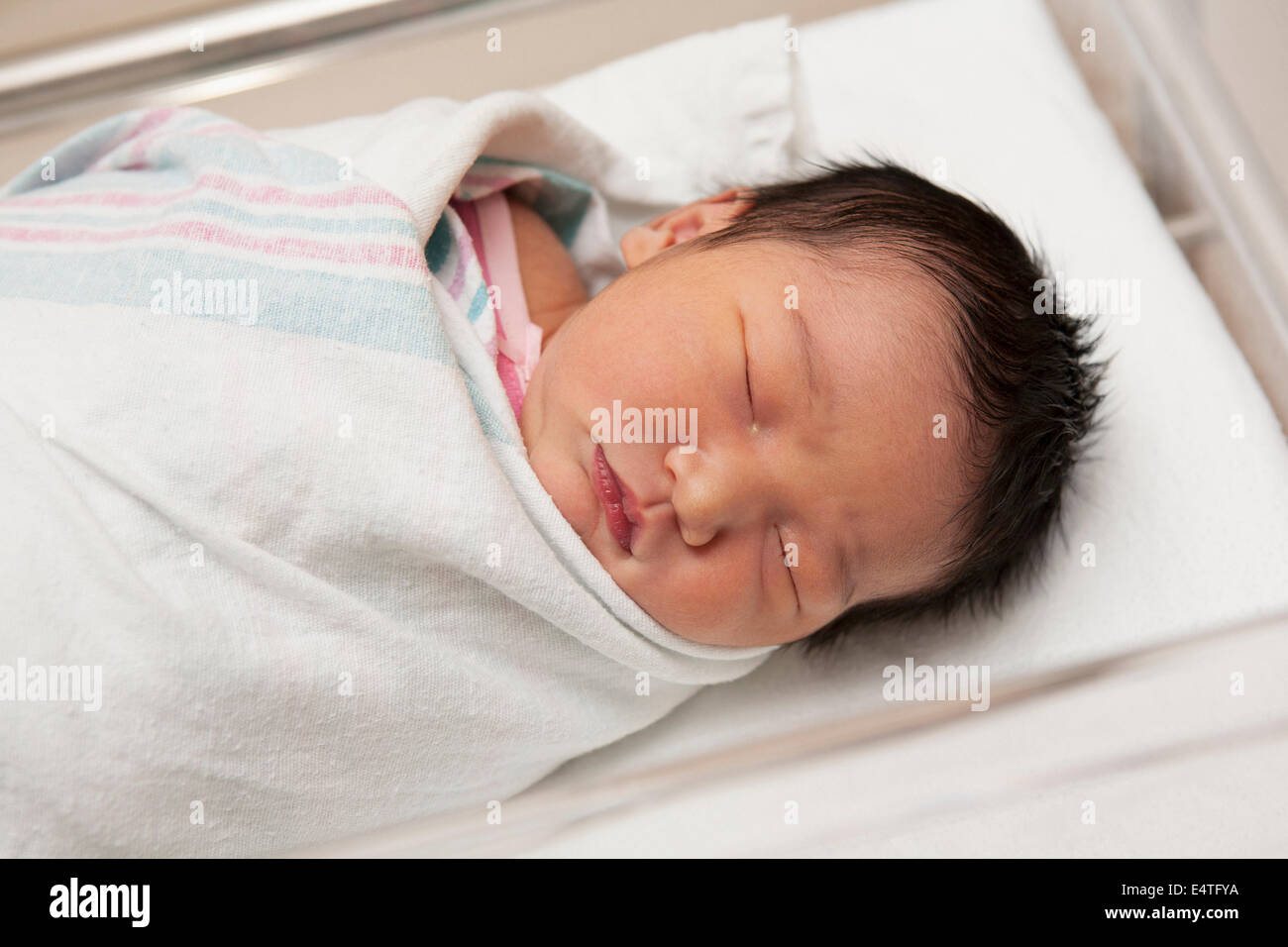 Bebé Recién Nacido En Un Hospital Durmiendo En Bassinet Imagen de archivo -  Imagen de hembra, nacimiento: 165675493, recien nacido niña 