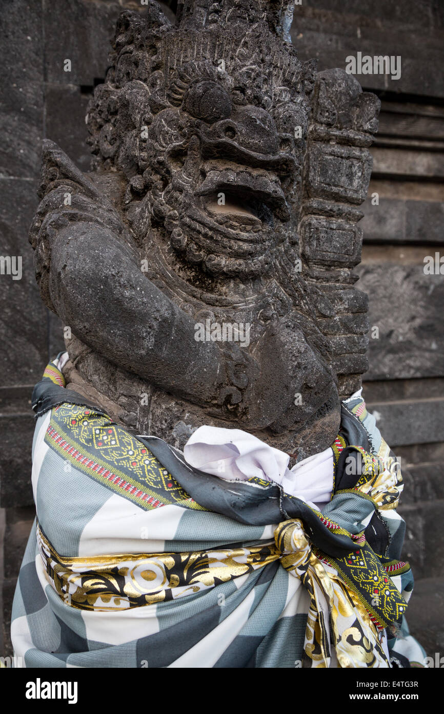 Jimbaran, Bali, Indonesia. Templo hindú Guardian vistiendo Saput Poleng paño blanco y negro, simbolizando la doble naturaleza del universo. Foto de stock
