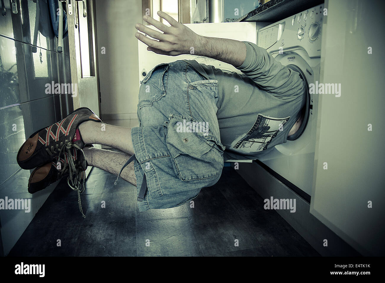 Hombre volando con su cabeza atascada en una lavadora Fotografía de stock -  Alamy