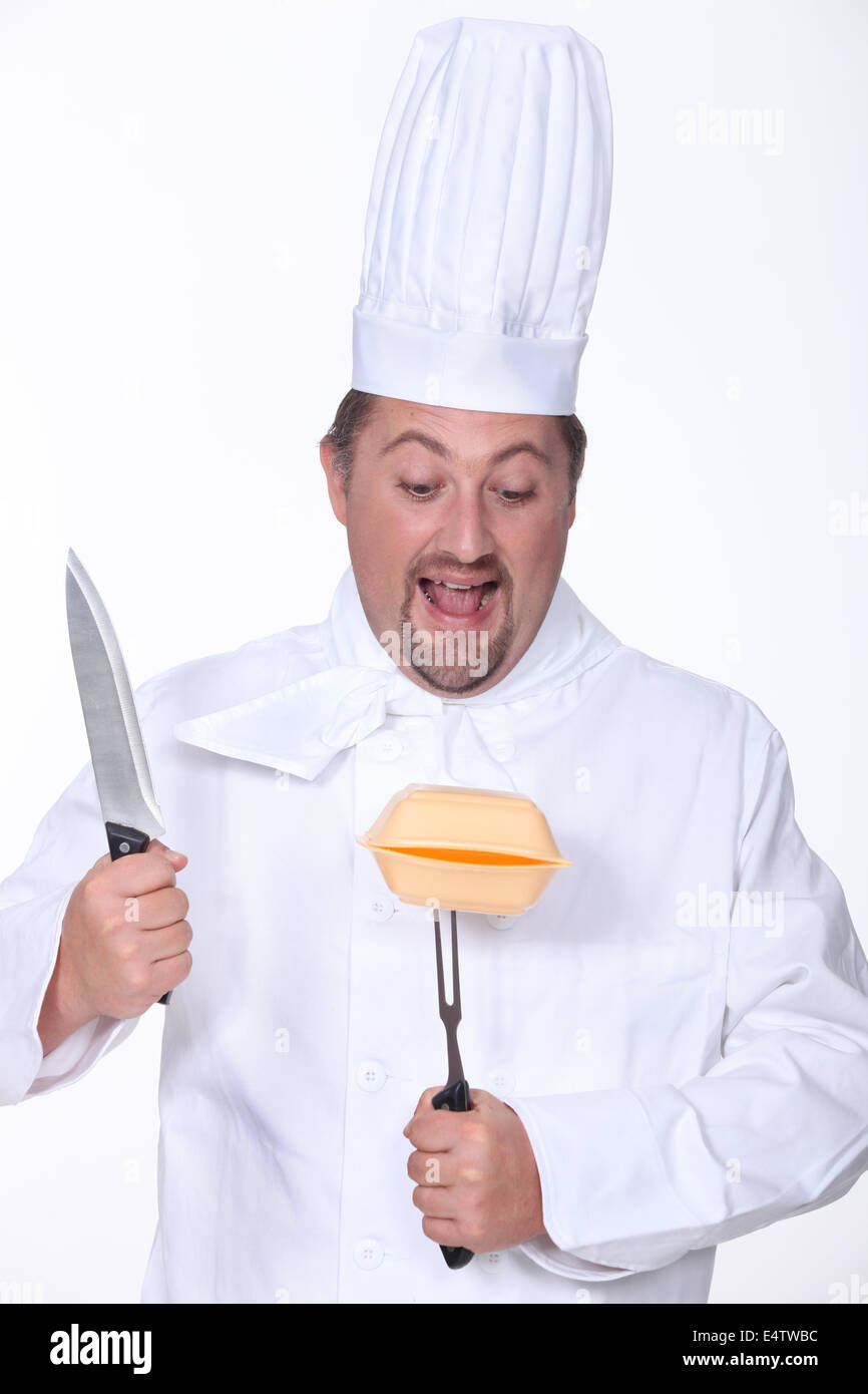 Chef acerca a tallar una caja de poliestireno Foto de stock