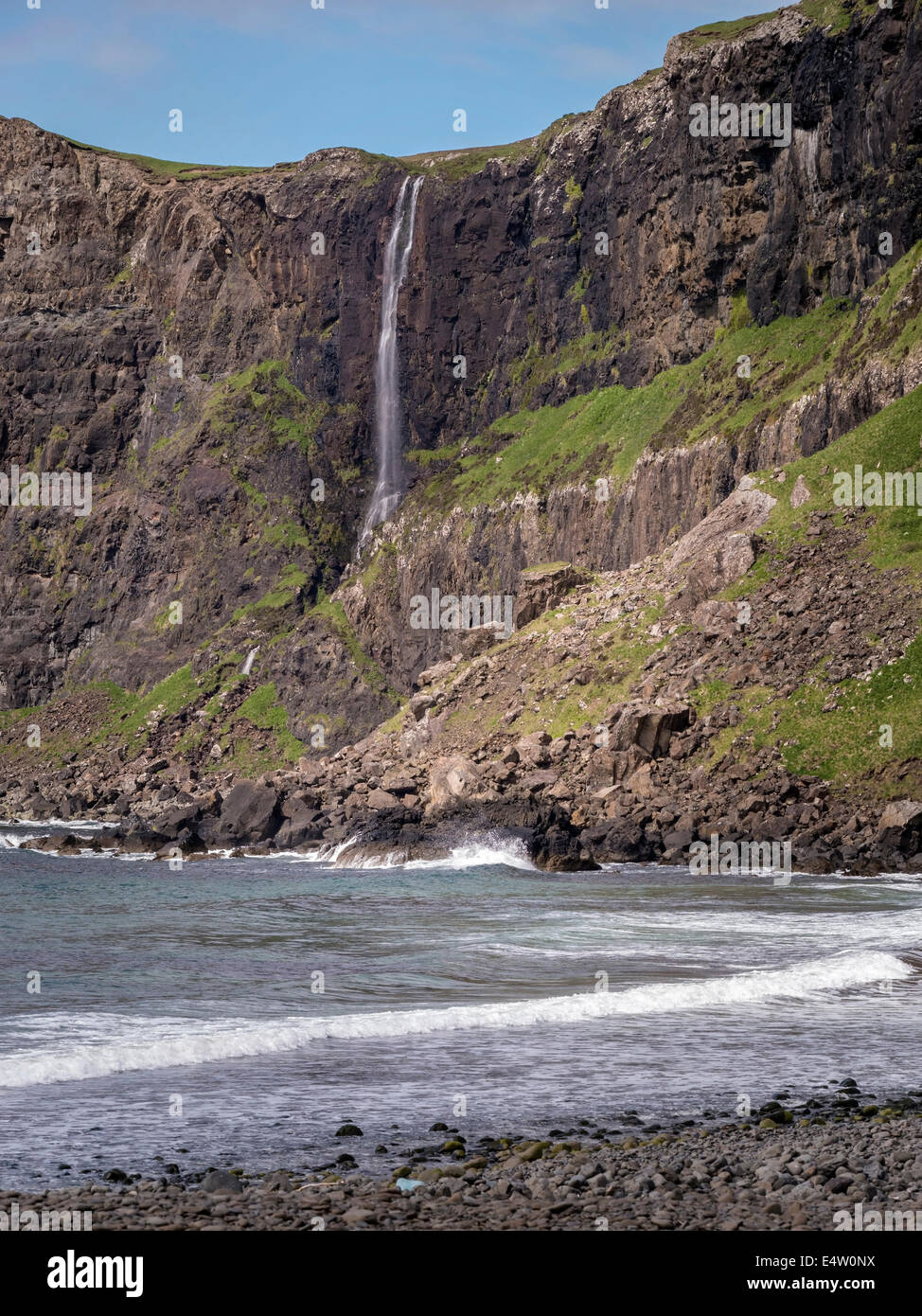 Alto acantilado cascada, Talisker Bay, Isla de Skye, Escocia, Reino Unido Foto de stock
