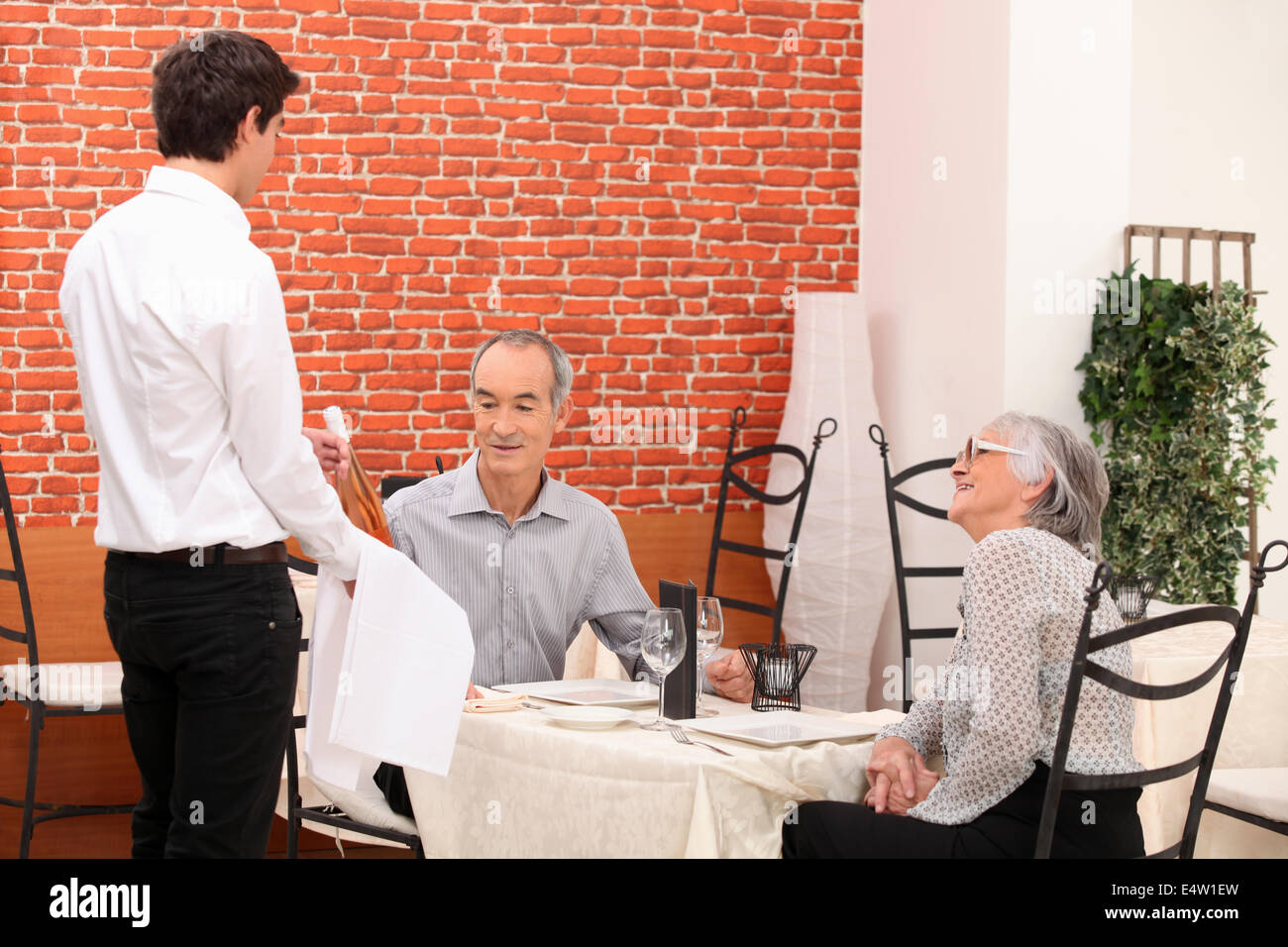 Los ancianos en un restaurante Foto de stock