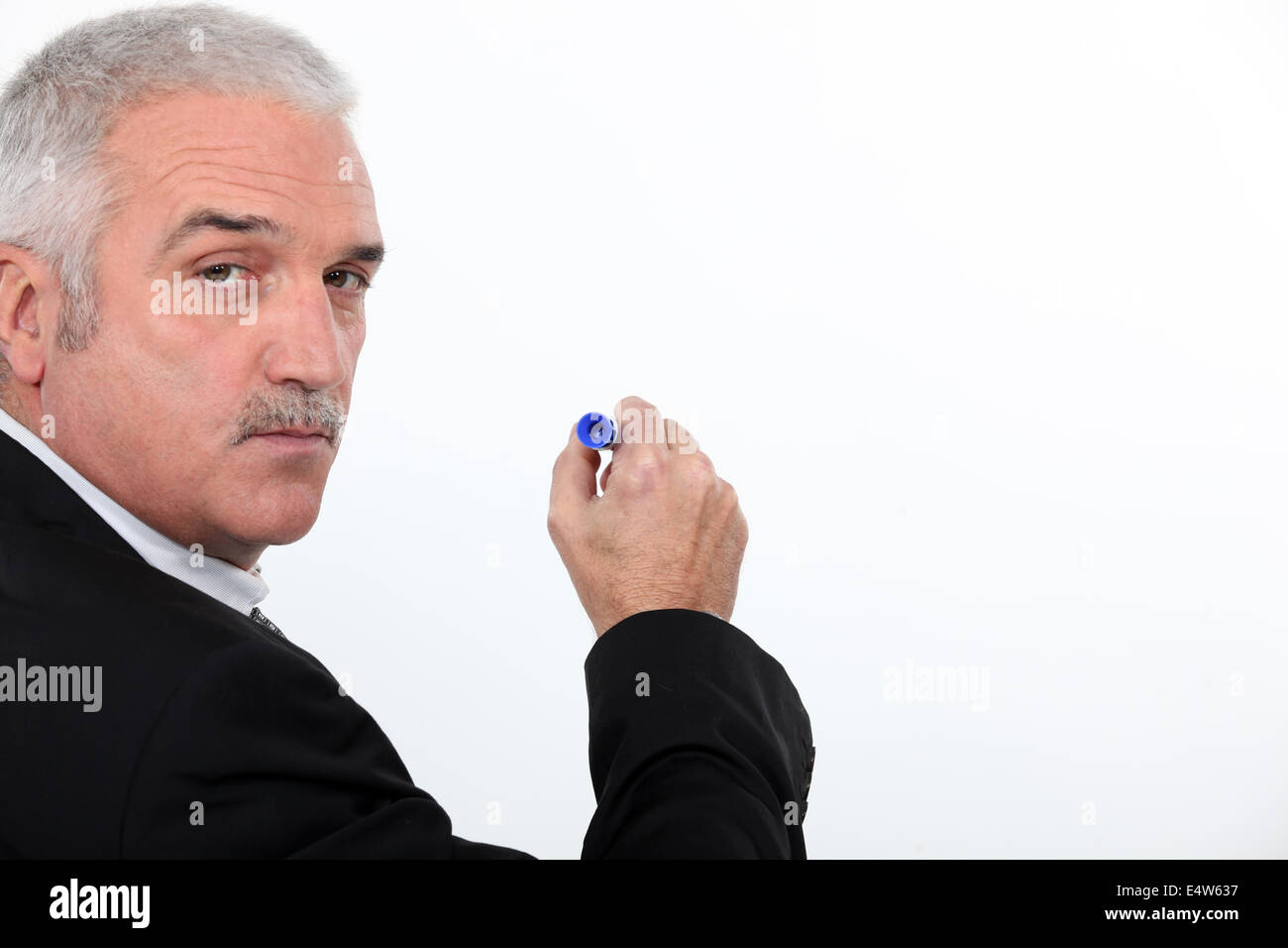 Hombre escrito en una pizarra blanca Foto de stock